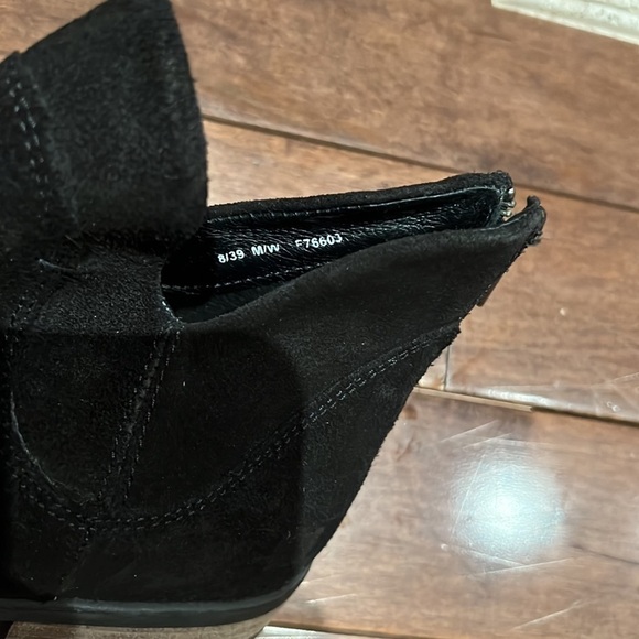 Born Footwear L Black Suede Booties NWOT - Picture 6 of 6